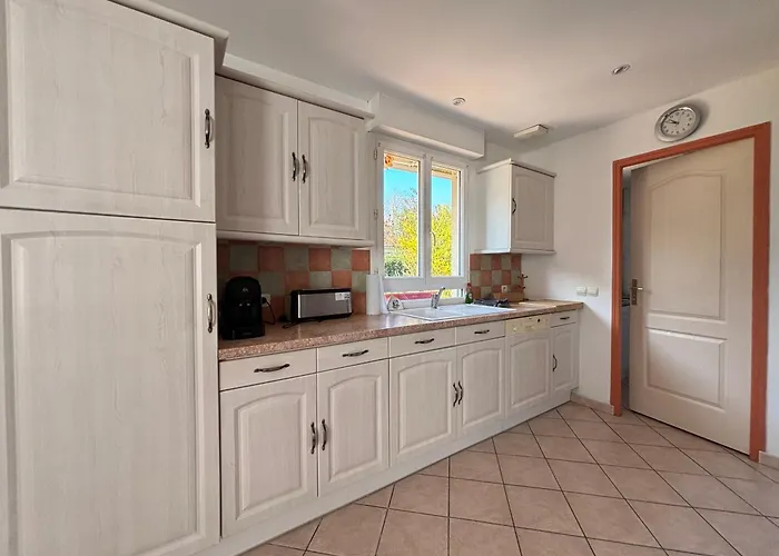 Saint Ho Mer Maison Lumineuse Vue Mer 8 Pers 4 Chambres 2 Sdb 2 Wc Etage Renove En 2025 Belle Terrasse Grand Jardin Clos Parking 8 Mn A Pied Petite Plage Grand Jardin Pres De Port En Bessin, Bayeux Et Plage Omaha Beach