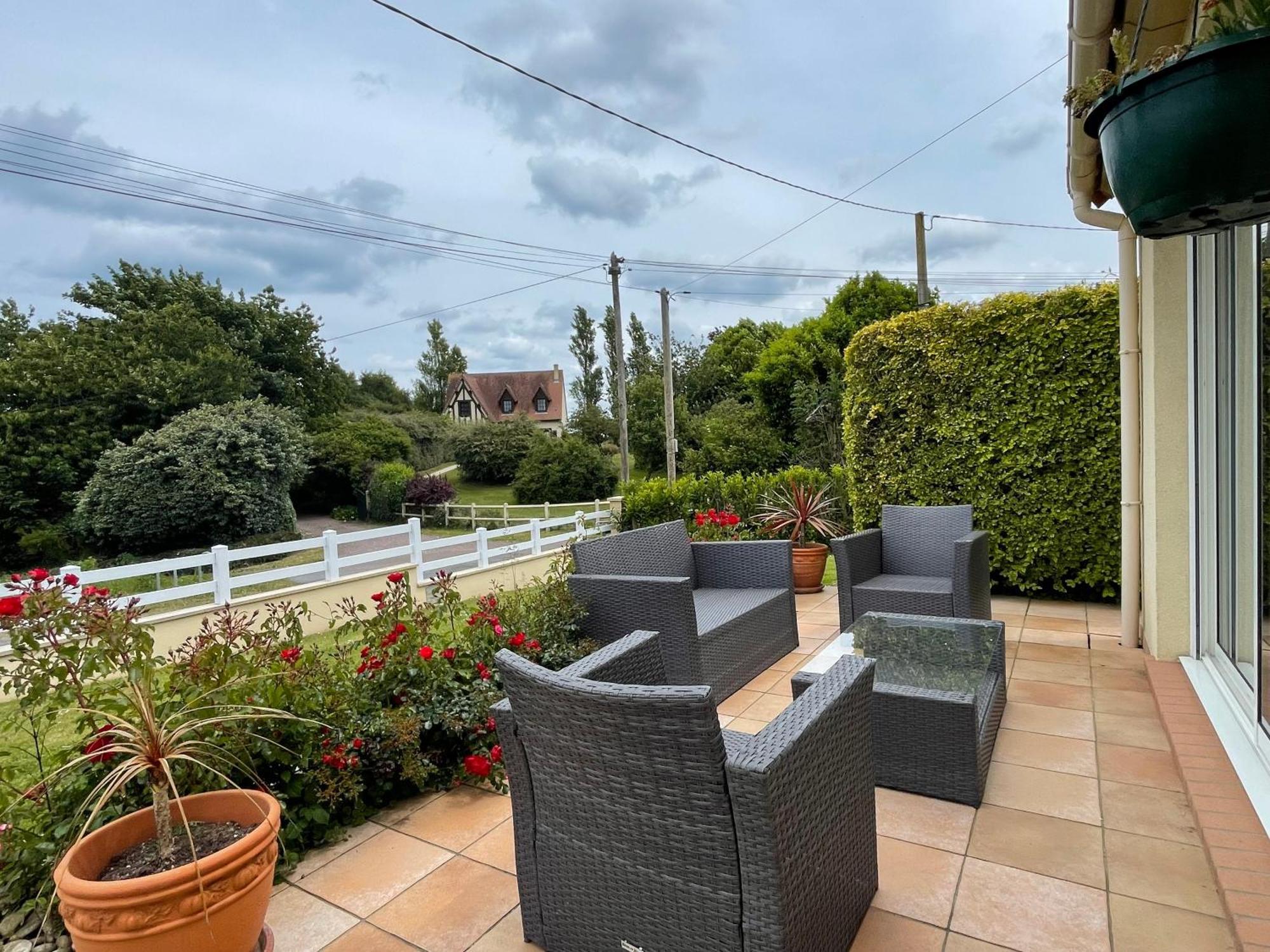 Saint Ho Maison Lumineuse Vue 8 Pers 4 2 Sdb 2 Wc Etage Renove En 2025 Belle Terrasse Grand Jardin Clos Parking 8 Mn A Pied Petite Grand Jardin Pres De Port En Bessin, Bayeux Et Omaha Hébergement de vacances *