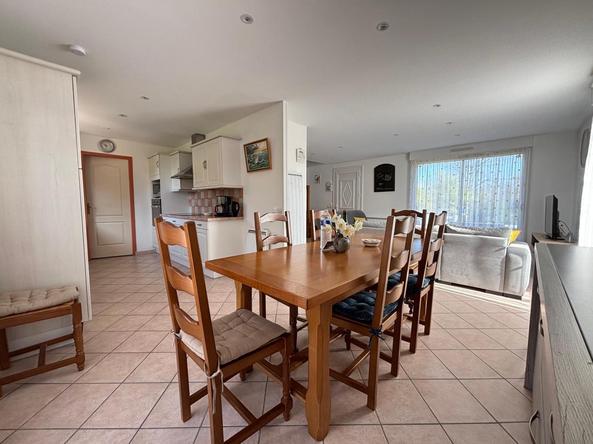 Saint Ho Maison Lumineuse Vue 8 Pers 4 2 Sdb 2 Wc Etage Renove En 2025 Belle Terrasse Grand Jardin Clos Parking 8 Mn A Pied Petite Grand Jardin Pres De Port En Bessin, Bayeux Et Omaha Hébergement de vacances Sainte-Honorine-des-Pertes