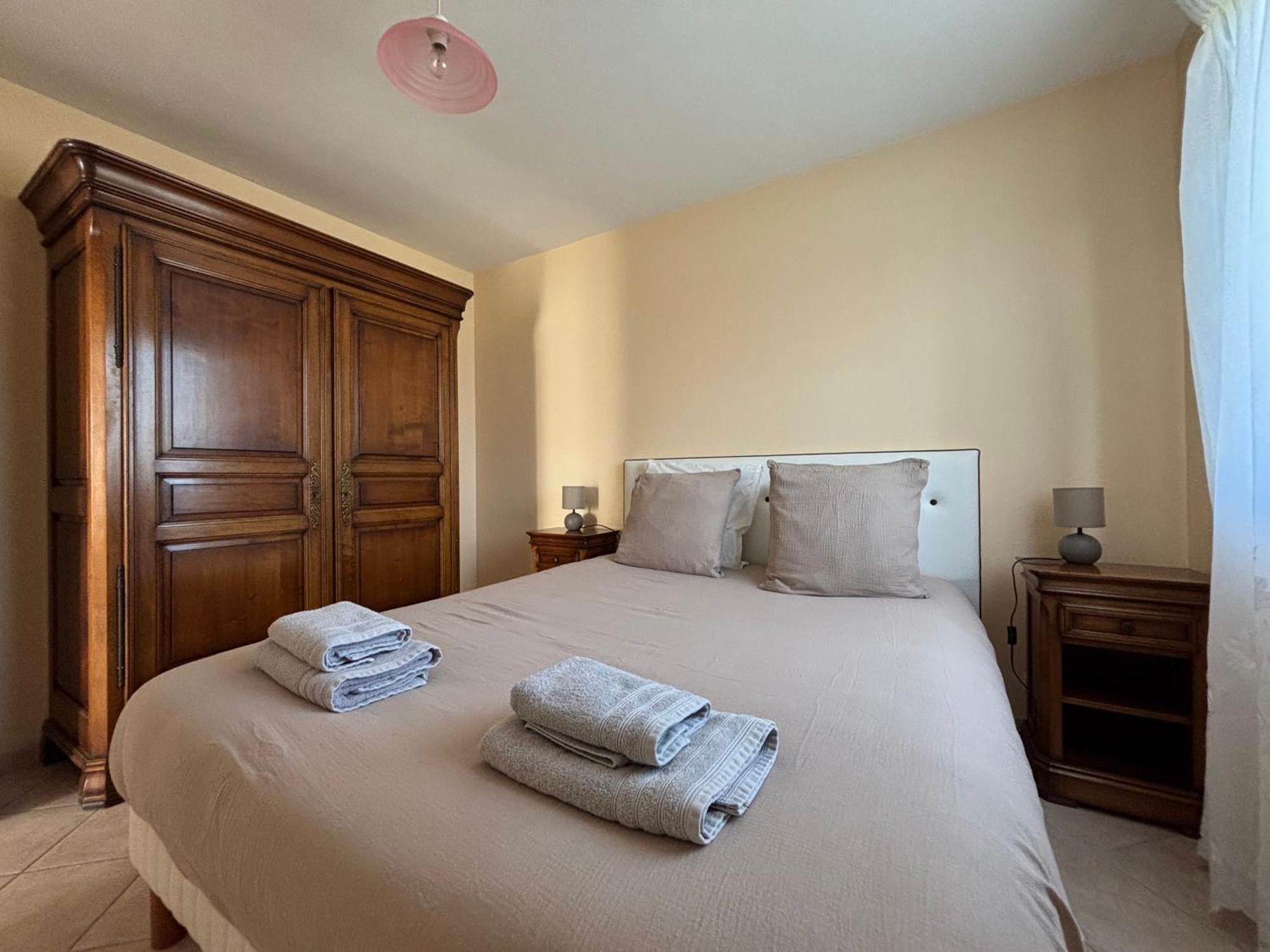 Saint Ho Maison Lumineuse Vue 8 Pers 4 2 Sdb 2 Wc Etage Renove En 2025 Belle Terrasse Grand Jardin Clos Parking 8 Mn A Pied Petite Grand Jardin Pres De Port En Bessin, Bayeux Et Omaha Hébergement de vacances *