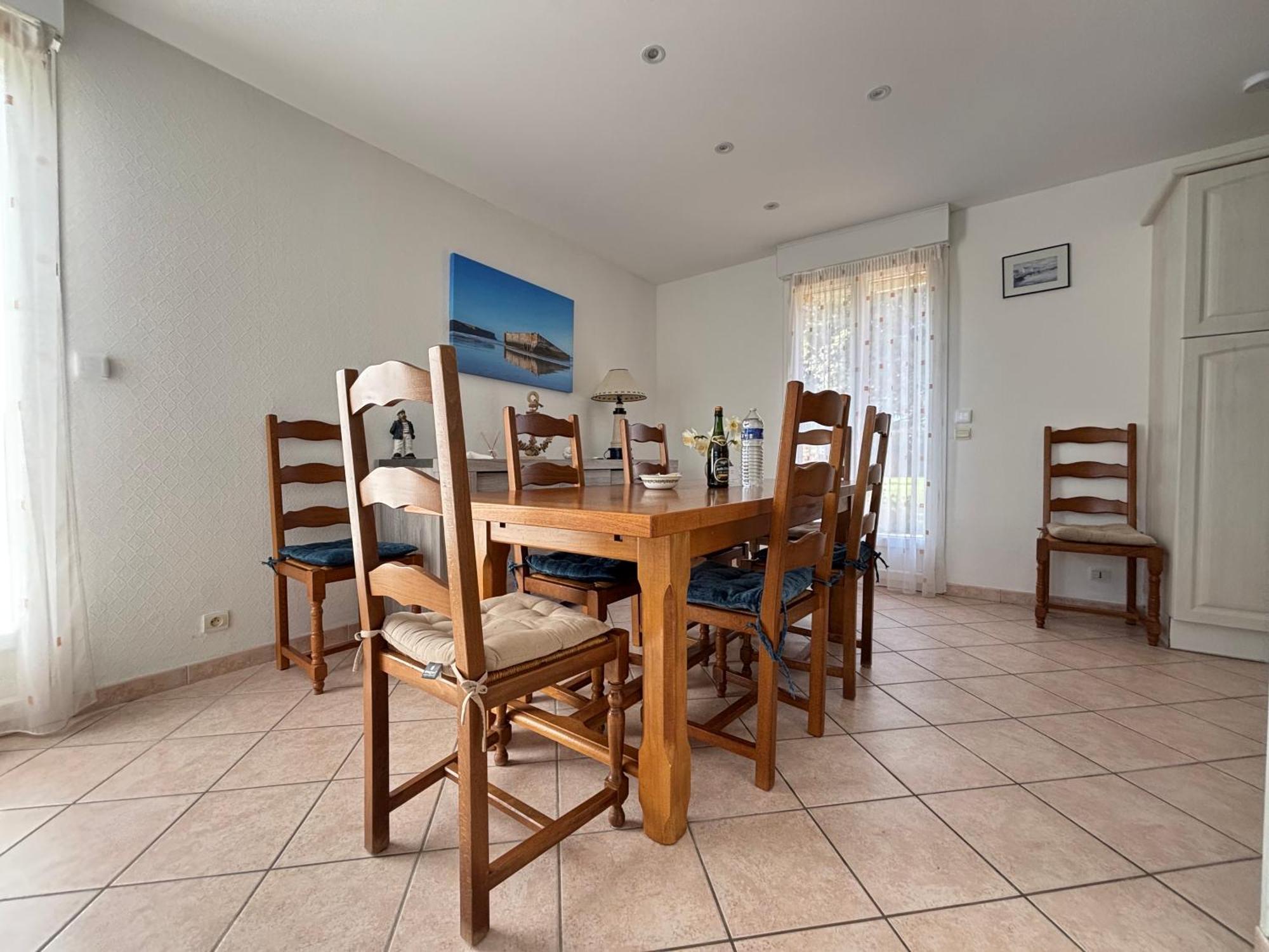 Saint Ho Maison Lumineuse Vue 8 Pers 4 2 Sdb 2 Wc Etage Renove En 2025 Belle Terrasse Grand Jardin Clos Parking 8 Mn A Pied Petite Grand Jardin Pres De Port En Bessin, Bayeux Et Omaha Sainte-Honorine-des-Pertes